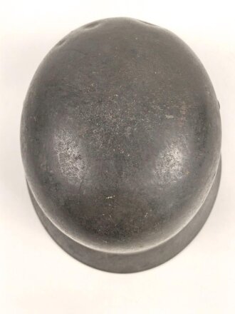 Heer, Stahlhelmglocke Modell 1935. Apfelgrüner, gedunkelter Originallack, das Hakenkreuz im unteren Bereich wie der Rest des Abzeichens fehlend. Hersteller Q64