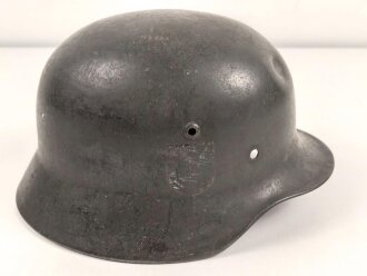 Heer, Stahlhelmglocke Modell 1935. Apfelgrüner, gedunkelter Originallack, das Hakenkreuz im unteren Bereich wie der Rest des Abzeichens fehlend. Hersteller Q64