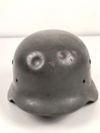 Heer, Stahlhelmglocke Modell 1935. Apfelgrüner, gedunkelter Originallack, das Hakenkreuz im unteren Bereich wie der Rest des Abzeichens fehlend. Hersteller Q64