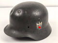 Heer, Stahlhelmglocke Modell 1935. Apfelgrüner, gedunkelter Originallack, das Hakenkreuz im unteren Bereich wie der Rest des Abzeichens fehlend. Hersteller Q64