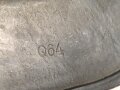 Heer, Stahlhelmglocke Modell 1935. Apfelgrüner, gedunkelter Originallack, das Hakenkreuz im unteren Bereich wie der Rest des Abzeichens fehlend. Hersteller Q64