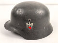 Heer, Stahlhelmglocke Modell 1935. Apfelgrüner, gedunkelter Originallack, das Hakenkreuz im unteren Bereich wie der Rest des Abzeichens fehlend. Hersteller Q64