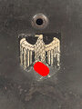 Heer, Stahlhelmglocke Modell 1935. Apfelgrüner, gedunkelter Originallack, das Hakenkreuz im unteren Bereich wie der Rest des Abzeichens fehlend. Hersteller Q64