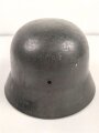 Heer, Stahlhelmglocke Modell 1935. Apfelgrüner, gedunkelter Originallack, das Hakenkreuz im unteren Bereich wie der Rest des Abzeichens fehlend. Hersteller Q64