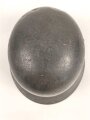 Heer, Stahlhelmglocke Modell 1935. Apfelgrüner, gedunkelter Originallack, das Hakenkreuz im unteren Bereich wie der Rest des Abzeichens fehlend. Hersteller Q64