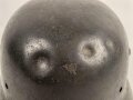 Heer, Stahlhelmglocke Modell 1935. Apfelgrüner, gedunkelter Originallack, das Hakenkreuz im unteren Bereich wie der Rest des Abzeichens fehlend. Hersteller Q64