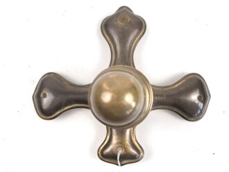 Kreuzblatt mit abnehmbarer Kugel für eine Pickelhaube für Offiziere, Messing