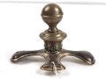 Kreuzblatt mit abnehmbarer Kugel für eine Pickelhaube für Offiziere, Messing