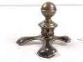 Kreuzblatt mit abnehmbarer Kugel für eine Pickelhaube für Offiziere, Messing