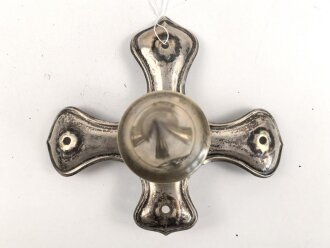 Kreuzblatt mit nicht abnehmbarer Spitze für eine Pickelhaube für Offiziere, Silbern