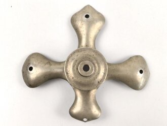 Kreuzblatt  für eine Pickelhaube Buntmetall versilbert, Gewinde 6mm