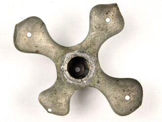Kreuzblatt  für eine Pickelhaube Buntmetall versilbert, Gewinde 6mm