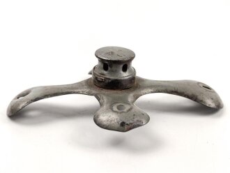 Kreuzblatt  für eine Pickelhaube, Eisen lackiert,...