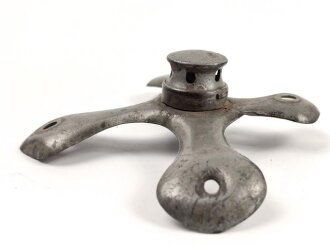 Kreuzblatt  für eine Pickelhaube, Eisen lackiert, Bajonettverschluss