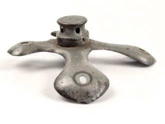Kreuzblatt  für eine Pickelhaube, Eisen lackiert, Bajonettverschluss
