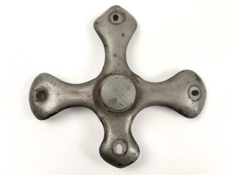 Kreuzblatt  für eine Pickelhaube, Eisen lackiert, Bajonettverschluss