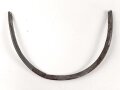 Vorderschiene für eine Pickelhaube, Gesamtlänge etwa 29,5cm, Eisen