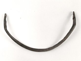 Vorderschiene für eine Pickelhaube, Gesamtlänge etwa 30,5cm, Eisen
