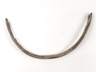 Vorderschiene für eine Pickelhaube, Gesamtlänge etwa 28cm, Eisen