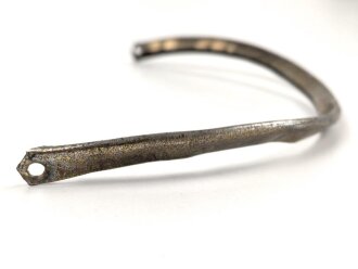 Vorderschiene für eine Pickelhaube, Gesamtlänge etwa 28cm, Eisen