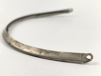 Vorderschiene für eine Pickelhaube, Gesamtlänge etwa 30,5cm, Buntmetall versilbert