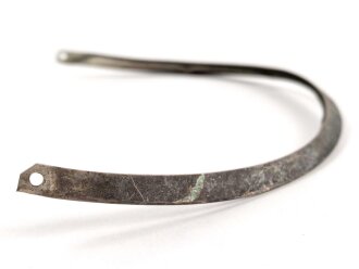 Vorderschiene für eine Pickelhaube, Gesamtlänge etwa 31cm, Buntmetall versilbert