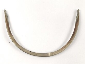 Vorderschiene für eine Pickelhaube, Gesamtlänge etwa 32cm, Buntmetall versilbert