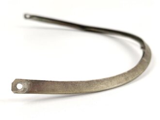 Vorderschiene für eine Pickelhaube, Gesamtlänge etwa 32cm, Buntmetall versilbert