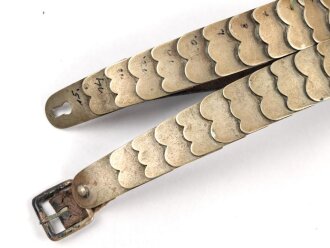 Schuppenkette für eine Pickelhaube. Gesamtlänge 36cm, silbern
