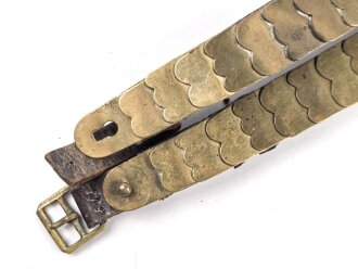 Schuppenkette für eine Pickelhaube. Gesamtlänge 39cm, Messing
