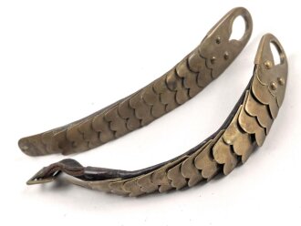 Schuppenkette für eine Pickelhaube. Gesamtlänge 34cm, Messing, Leder leicht verzogen