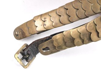 Schuppenkette für eine Pickelhaube. Gesamtlänge 34cm, Messing, Leder leicht verzogen