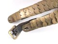 Schuppenkette für eine Pickelhaube. Gesamtlänge 34cm, Messing, Leder leicht verzogen
