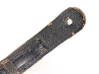 Teil einer Schuppenkette für eine Pickelhaube. Gesamtlänge 17,5cm, silbern