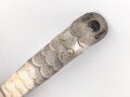 Teil einer Schuppenkette für eine Pickelhaube. Gesamtlänge 17,5cm, silbern