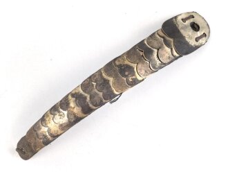 Teil einer Schuppenkette für eine Pickelhaube. Gesamtlänge 17,5cm, silbern