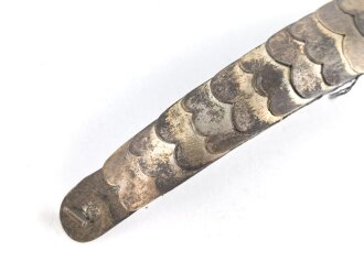 Teil einer Schuppenkette für eine Pickelhaube. Gesamtlänge 17,5cm, silbern