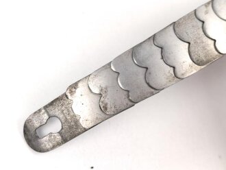 Teil einer Schuppenkette für eine Pickelhaube. Gesamtlänge 16cm, silbern