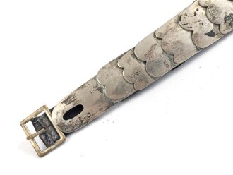 Teil einer Schuppenkette für eine Pickelhaube. Gesamtlänge 16cm, silbern