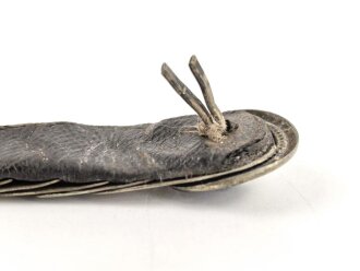 Teil einer Schuppenkette für eine Pickelhaube. Gesamtlänge 16cm, silbern