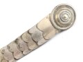 Teil einer Schuppenkette für eine Pickelhaube. Gesamtlänge 16cm, silbern