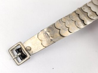 Teil einer Schuppenkette für eine Pickelhaube. Gesamtlänge 18,5cm, silbern
