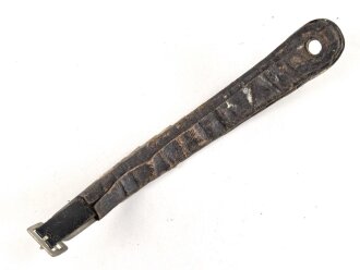 Teil einer Schuppenkette für eine Pickelhaube. Gesamtlänge 18,5cm, silbern