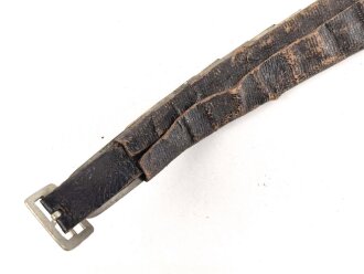 Teil einer Schuppenkette für eine Pickelhaube. Gesamtlänge 18,5cm, silbern