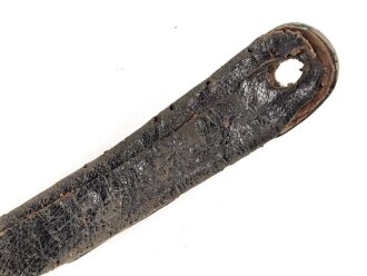 Teil einer Schuppenkette für eine Pickelhaube. Gesamtlänge 18cm, silbern