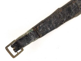 Teil einer Schuppenkette für eine Pickelhaube. Gesamtlänge 18cm, silbern