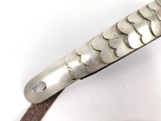 Teil einer Schuppenkette für eine Lederlhaube. Gesamtlänge 16,5cm, silbern