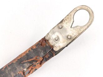Teil einer Schuppenkette für eine Pickelhaube. Gesamtlänge 17cm, silbern