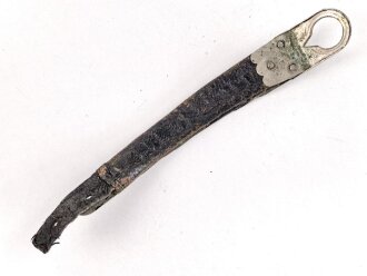 Teil einer Schuppenkette für eine Pickelhaube. Gesamtlänge 16cm, silbern