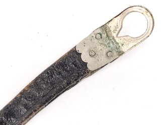 Teil einer Schuppenkette für eine Pickelhaube. Gesamtlänge 16cm, silbern